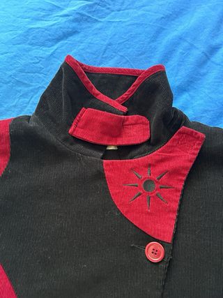 Abrigo estilo inglés negro y rojo