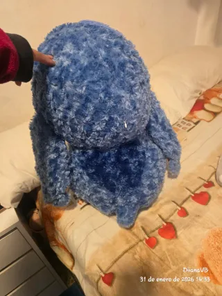 Peluche Stitch abrazando patito