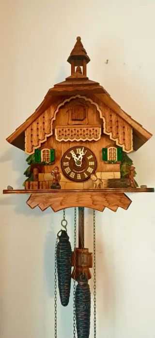 Orologio a cucù in legno intagliato