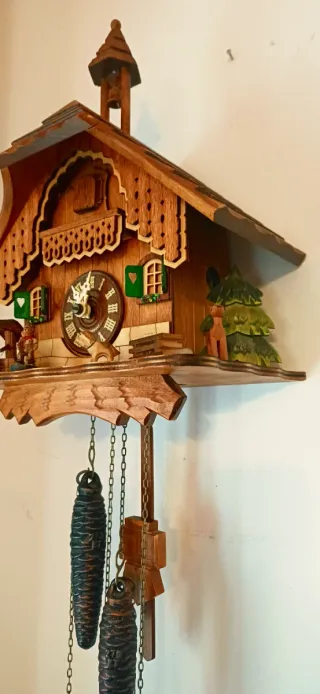 Orologio a cucù in legno intagliato