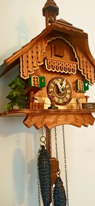 Orologio a cucù in legno intagliato