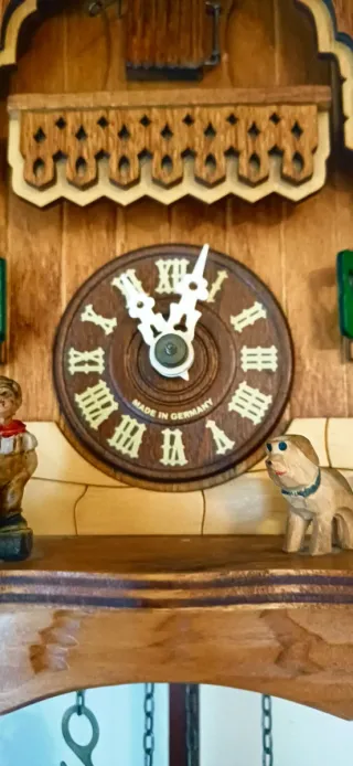 Orologio a cucù in legno intagliato