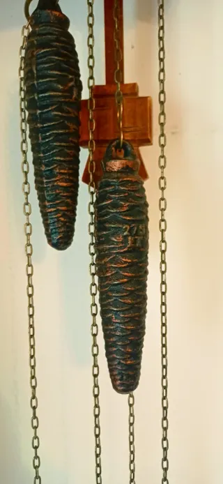 Orologio a cucù in legno intagliato