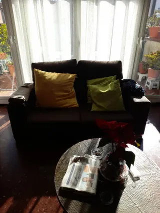 Sofá de tela marrón y multicolor, símil pana