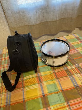 Tambor de marcha blanco