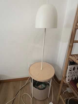 Candeeiro de pé com mesa e baú