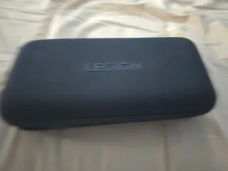 Consola Portátil Negra y Plateada