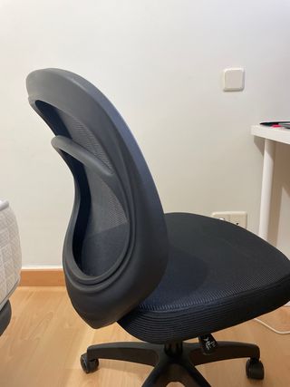 Silla de oficina ergonómica negra.