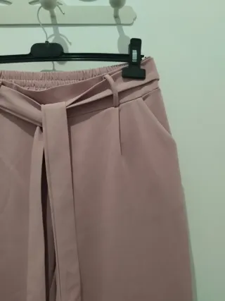 Pantalón rosa con cinturón