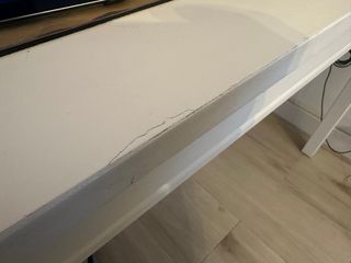 Mesa bianca con cuatro sillas