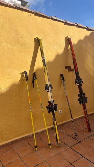 Lote esquís alpinos + bastones