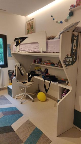 Cama tipo loft a medida con escritorio integrado,