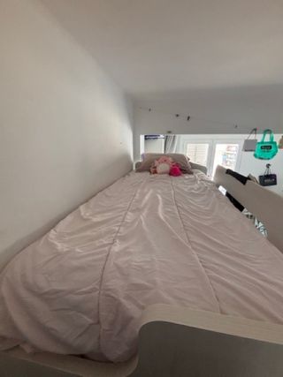 Cama tipo loft a medida con escritorio integrado,