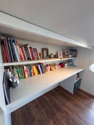 Cama tipo loft a medida con escritorio integrado,