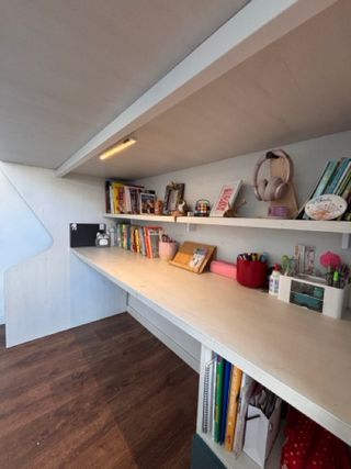 Cama tipo loft a medida con escritorio integrado,