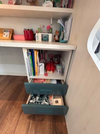 Cama tipo loft a medida con escritorio integrado,