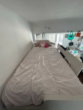 Cama tipo loft a medida con escritorio integrado,
