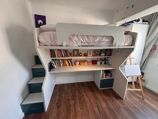 Cama tipo loft a medida con escritorio integrado,