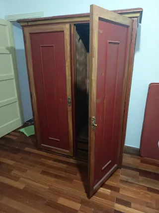 Armario antiguo de madera