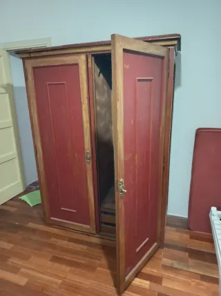 Armario antiguo de madera