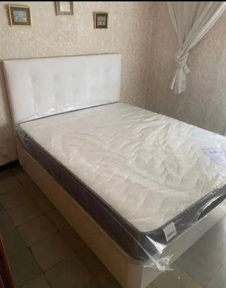 Canapé cama marrón y colchón