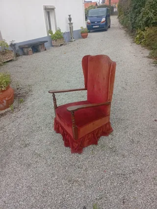 Butaca antigua de terciopelo y madera