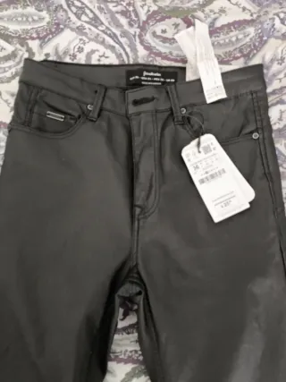 Pantalón Stradivarius efecto piel Talla 36