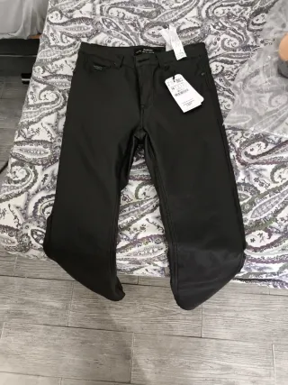 Pantalón Stradivarius efecto piel Talla 36