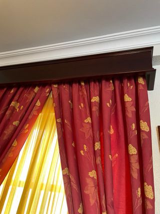 Cortina y visillo rojo y amarillo