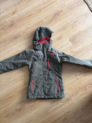 Chaqueta The North Face verde y roja