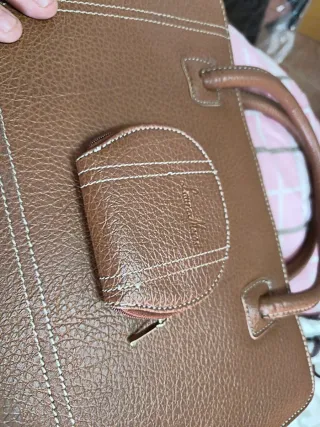 Bolso marrón con asas