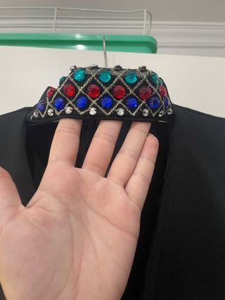 Vestido negro corto con pedrería