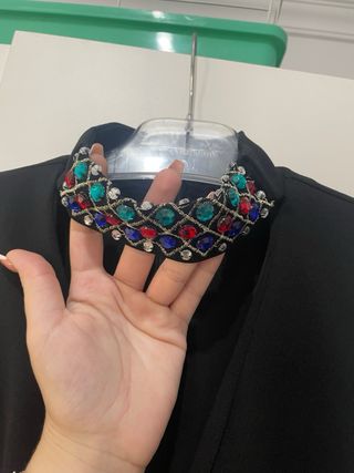 Vestido negro corto con pedrería