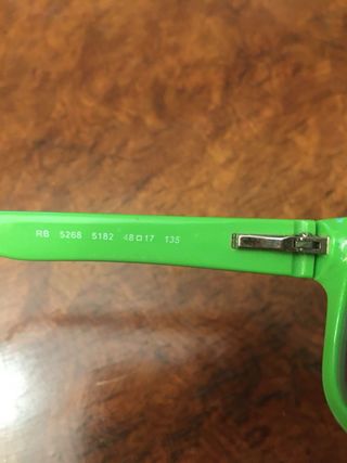 Monturas de gafas azules y verdes