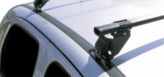 Barras de coche, baca, instaladas en un Opel Corsa