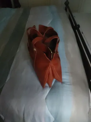 Borsa in pelle colore cuoio a 2 scomparti.