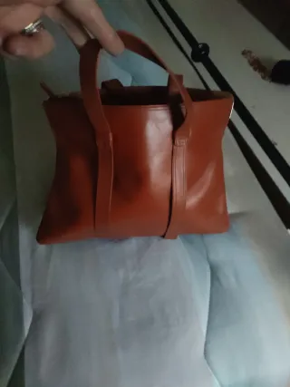 Borsa in pelle colore cuoio a 2 scomparti.