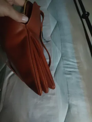 Borsa in pelle colore cuoio a 2 scomparti.