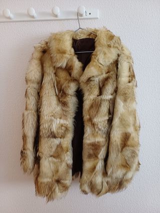 Abrigo de piel beige y marrón