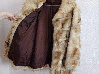 Abrigo de piel beige y marrón