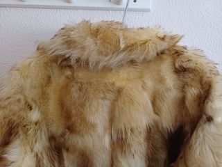 Abrigo de piel beige y marrón