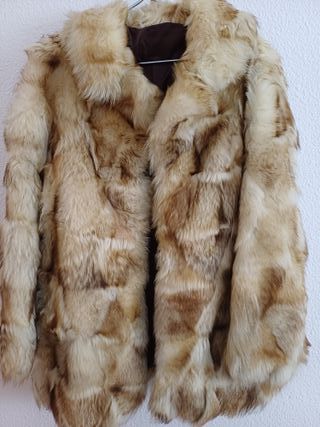 Abrigo de piel beige y marrón
