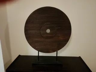 Mueble consola con escultura decorativa