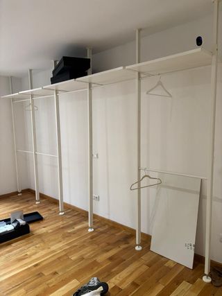 ELVARLI Ikea secciones blanco con estanterías.