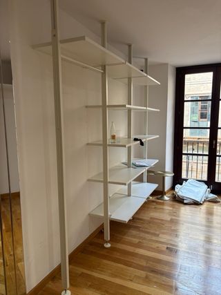 ELVARLI Ikea secciones blanco con estanterías.