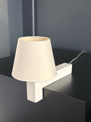Lámpara sobre estante pantalla lino beige