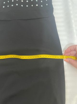 Vestido negro con tachuelas