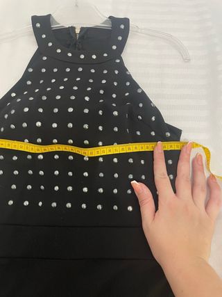 Vestido negro con tachuelas