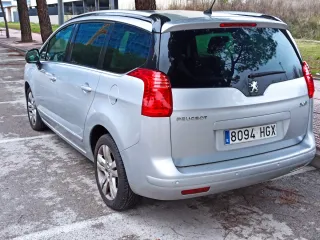 Peugeot 5008 2011