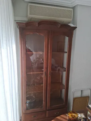 Vitrina de madera con puertas de cristal